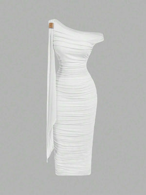 Vista frontal de vestido midi blanco asimétrico con drapeado y detalle en el hombro.