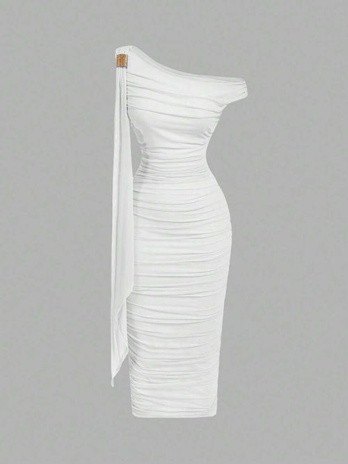 Vista frontal de vestido midi blanco asimétrico con drapeado y detalle en el hombro.