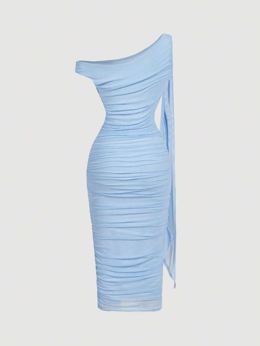 Vestido midi azul cielo de un solo hombro con fruncido completo.