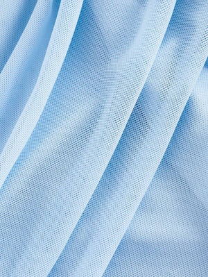 Silueta ajustada de un vestido de fiesta color azul cielo de largo midi.