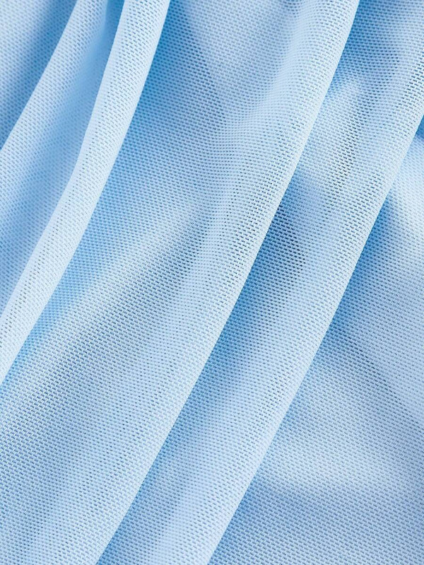 Silueta ajustada de un vestido de fiesta color azul cielo de largo midi.