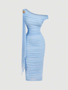 Vestido midi azul cielo de un solo hombro con fruncido completo.