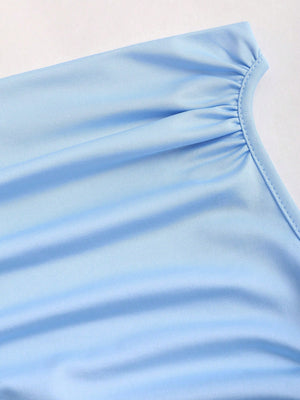 [Plano detalle de la tela suave en el Vestido Largo Azul Asimétrico.]