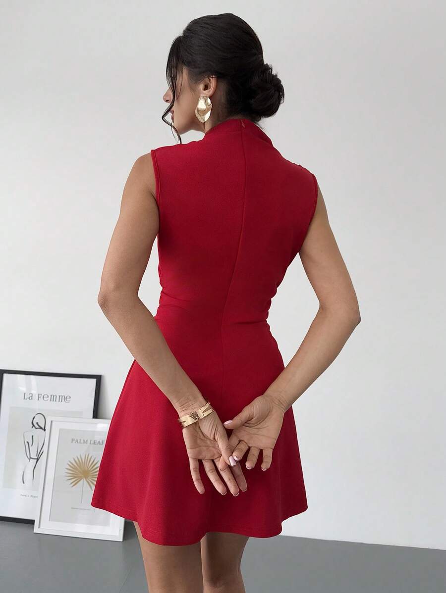 Vestido rojo elegante con cuello alzado vista frontal