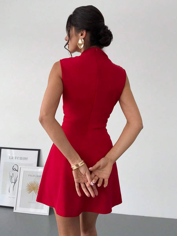 Vestido rojo elegante con cuello alzado vista trasera