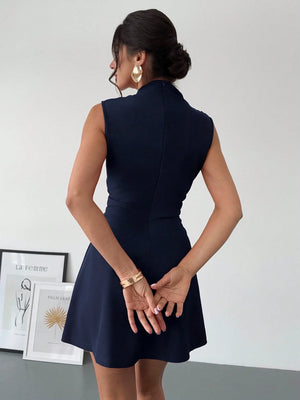 Vestido azul marino elegante mini mostrando la parte trasera