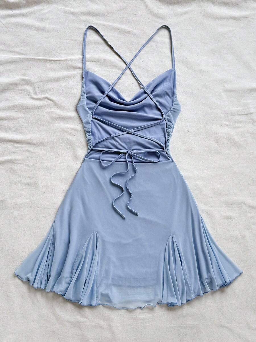 Vestido azul sexy con tirantes finos y falda campana, vista frontal.