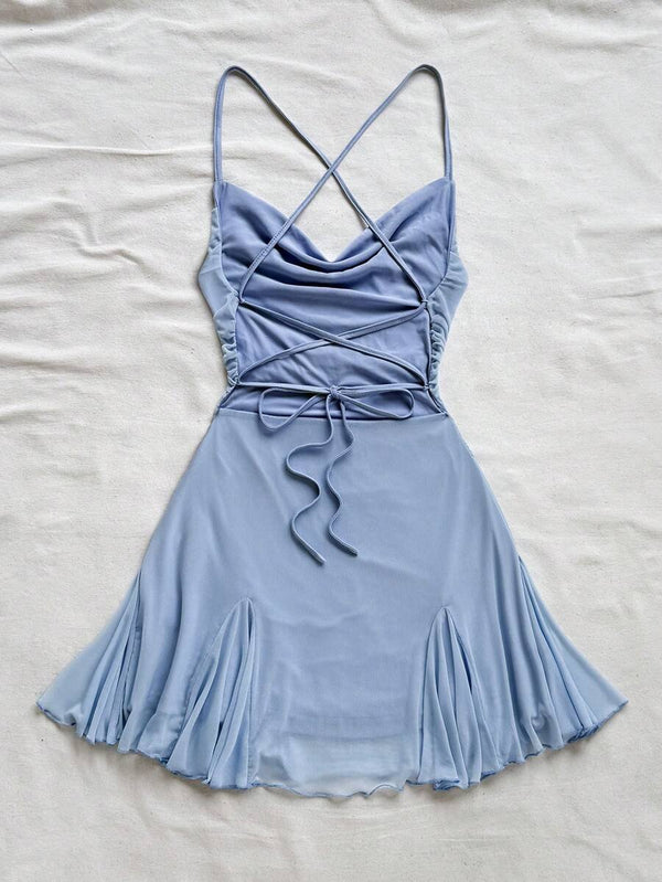 Vestido azul sexy con tirantes finos y falda campana, vista trasera cruzada.