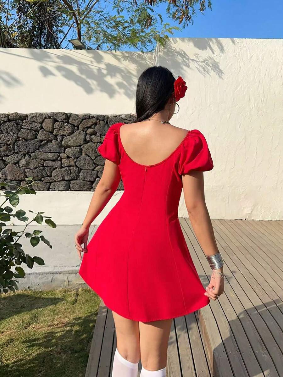 Vista completa de un vestido rojo corto con mangas abullonadas y lazo en el escote.