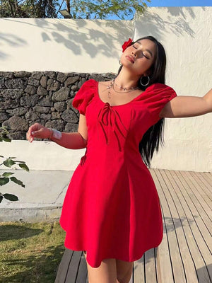 Vestido Rojo Corto Con Mangas Abullonadas y Lazo