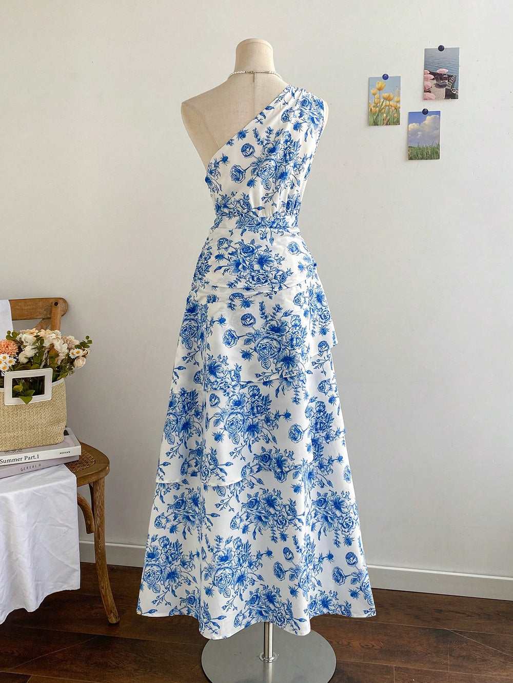 [Vista frontal del Vestido Largo Floral Azul Y Blanco en un maniquí.]