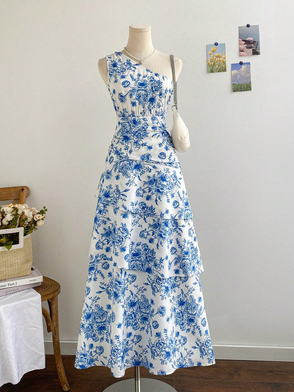 [Vista frontal del Vestido Largo Floral Azul Y Blanco en un maniquí.]