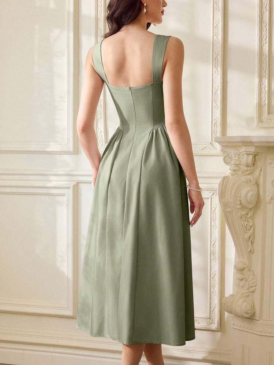Primer plano del corpiño de un vestido verde salvia con escote corazón y tirantes anchos.