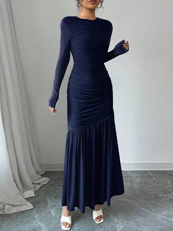 Detalle del bajo estilo sirena de un vestido largo azul marino.