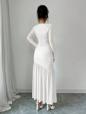 Vestido elegante blanco largo ajustado visto desde atrás.