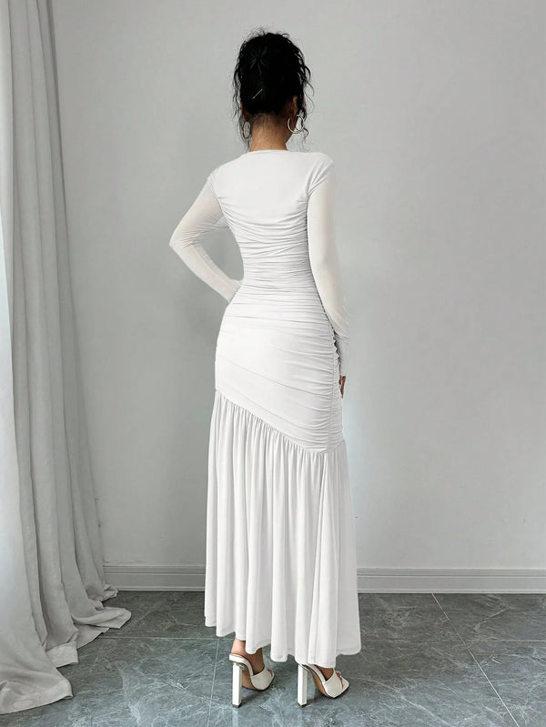 Vestido elegante blanco largo ajustado visto desde atrás.