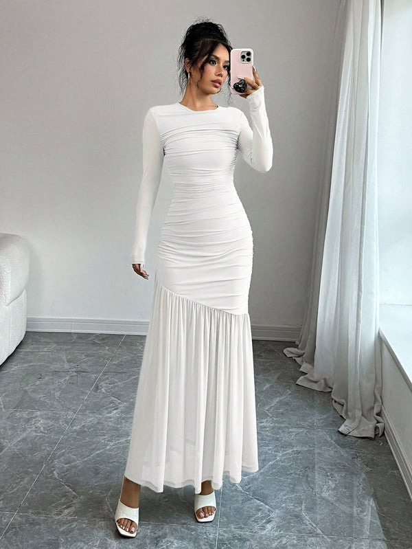 Vestido blanco largo ajustado para mujer en vista espejo.