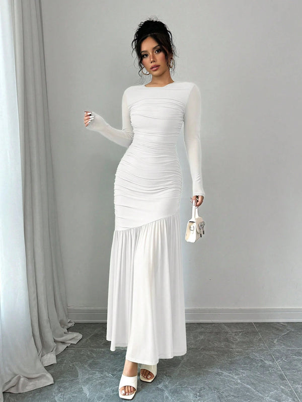 Modelo usando vestido elegante blanco largo con corte sirena.