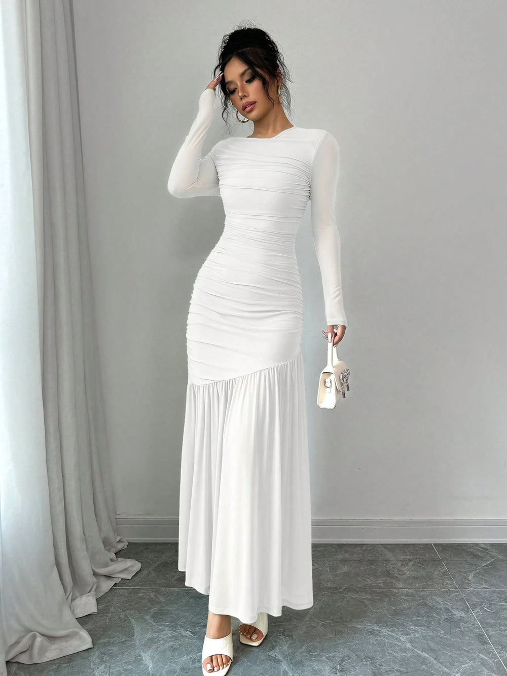 Vestido elegante blanco largo ajustado con fruncido frontal.