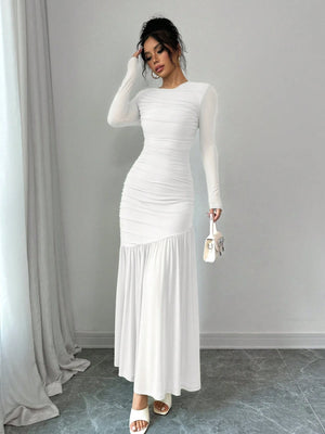 Vestido elegante blanco largo ajustado con fruncido frontal.