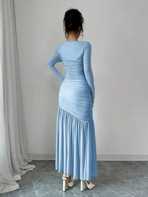 Parte trasera de vestido largo elegante celeste ajustado con manga larga.