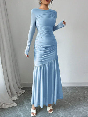 Vista lateral de vestido largo elegante celeste con corte sirena.