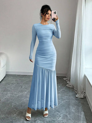 Imagen frontal de vestido largo elegante celeste con manga larga y fruncido.