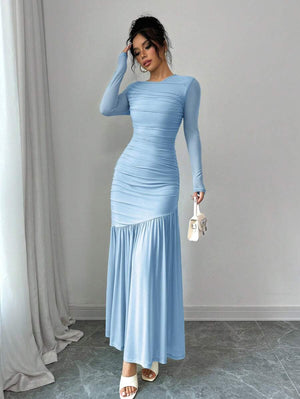 Detalle del torso y mangas largas de vestido largo elegante celeste.