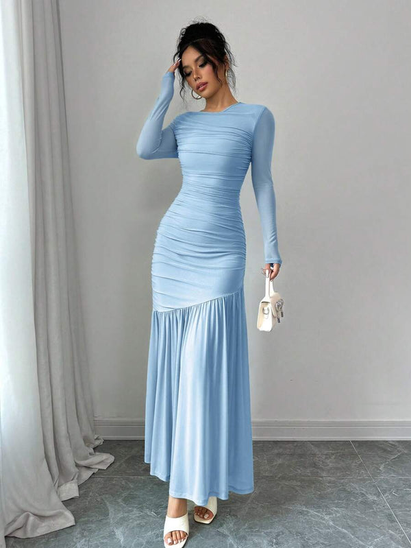 Detalle del torso y mangas largas de vestido largo elegante celeste.