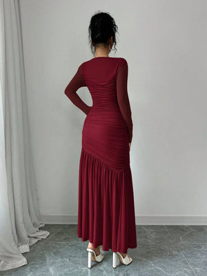 Vista trasera vestido burdeos corte sirena elegante.