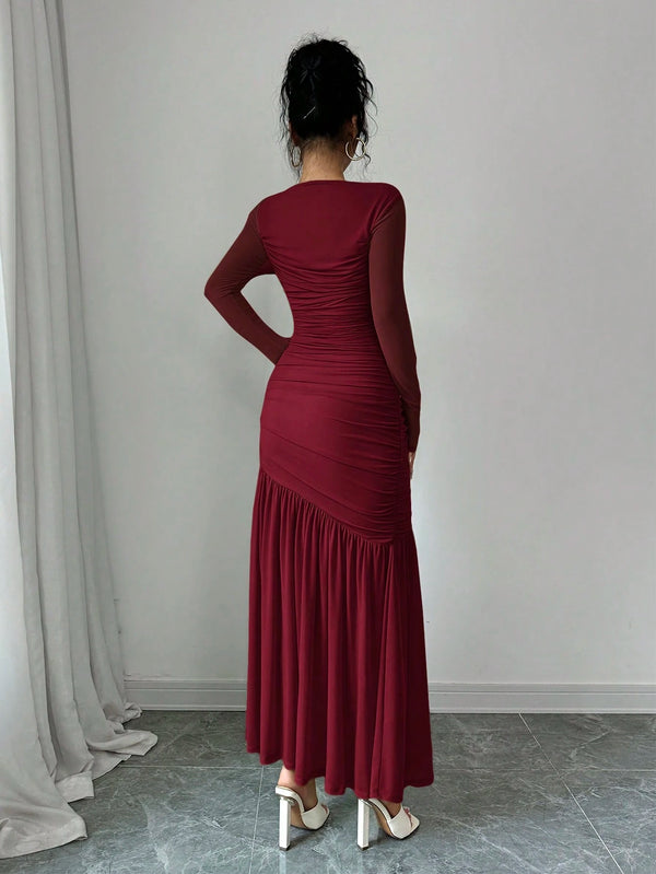 Vista trasera vestido burdeos corte sirena elegante.