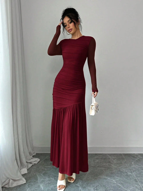 Vestido largo burdeos elegante manga larga frontal.