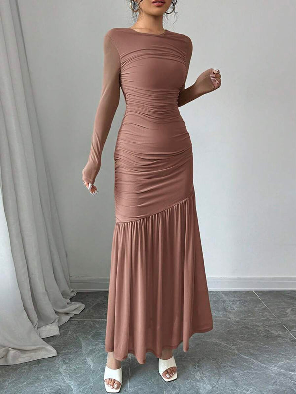 Detalle inferior vestido elegante rosa vieja con corte sirena
