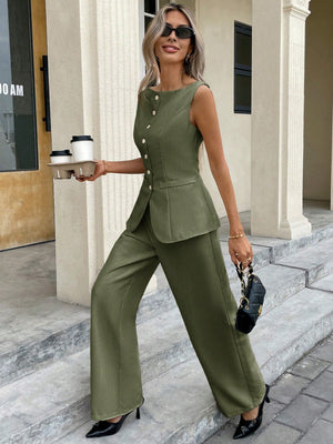 Detalle del top verde con cuello barco y botones decorativos