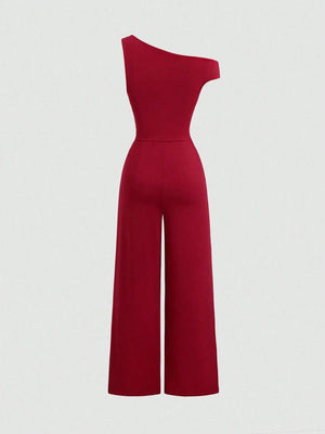 Jumpsuit rojo elegante con corte ajustado y pierna ancha.