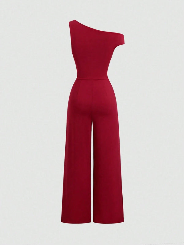 Jumpsuit rojo elegante con corte ajustado y pierna ancha.