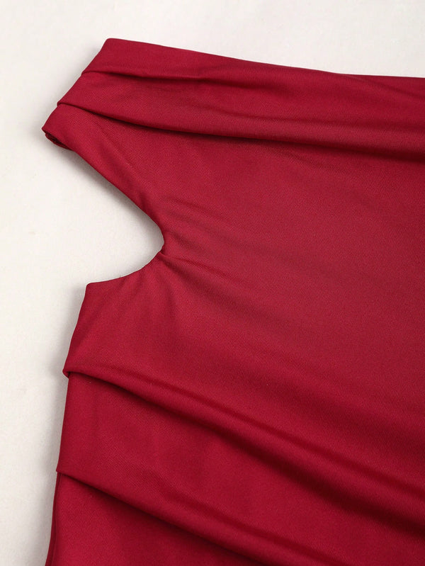 Detalle del cuello asimétrico del jumpsuit largo rojo.