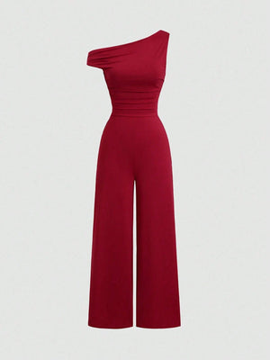 Jumpsuit largo rojo con cuello asimétrico vista frontal.