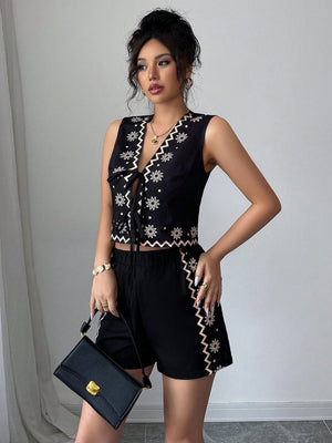 Conjunto Negro Top Crop Y Shorts Mini Floral Casual Playa detalle estampado.
