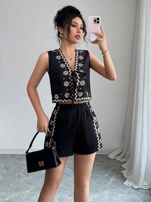 Conjunto Negro Top Crop Y Shorts Mini Floral Casual Playa look completo.