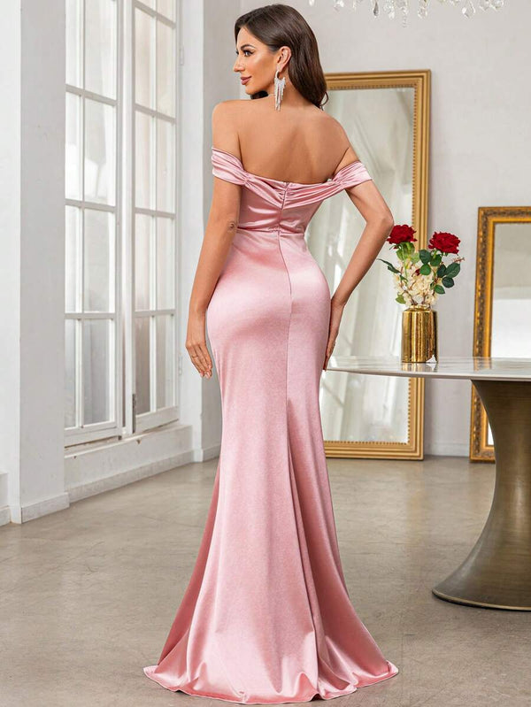 Primer plano del escote tipo bardot de un vestido de fiesta color rosa.
