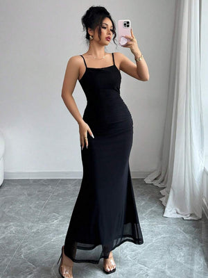 Detalle del bajo de sirena con tejido transparente de un vestido largo negro.