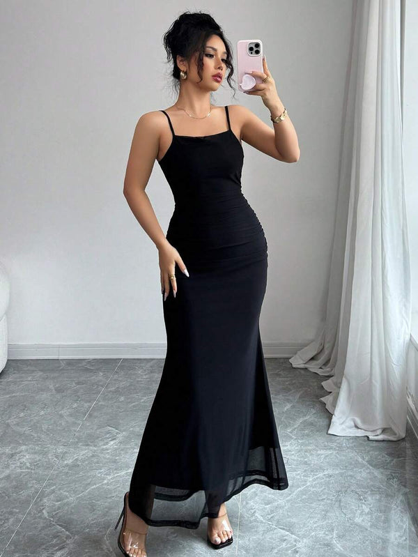 Detalle del bajo de sirena con tejido transparente de un vestido largo negro.