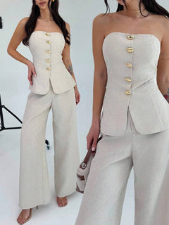 Vista completa de conjunto elegante de dos piezas color beige con top strapless y pantalón de pierna ancha.