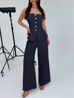 Conjunto elegante de dos piezas en azul marino con top strapless y pantalón de pierna ancha.