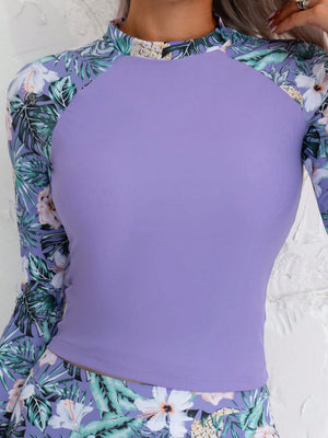 Detalle del bikini manga larga floral morado