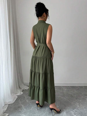 Primer plano del cuello camisero y el cinturón con hebilla redonda del vestido verde.
