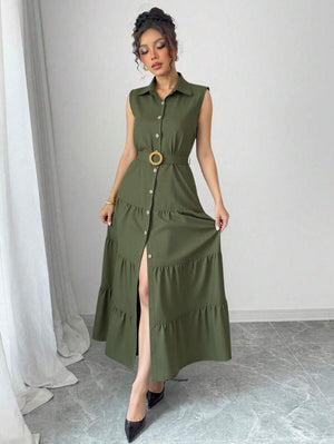 Vista completa del vestido camisero verde olivo con falda escalonada y cinturón.