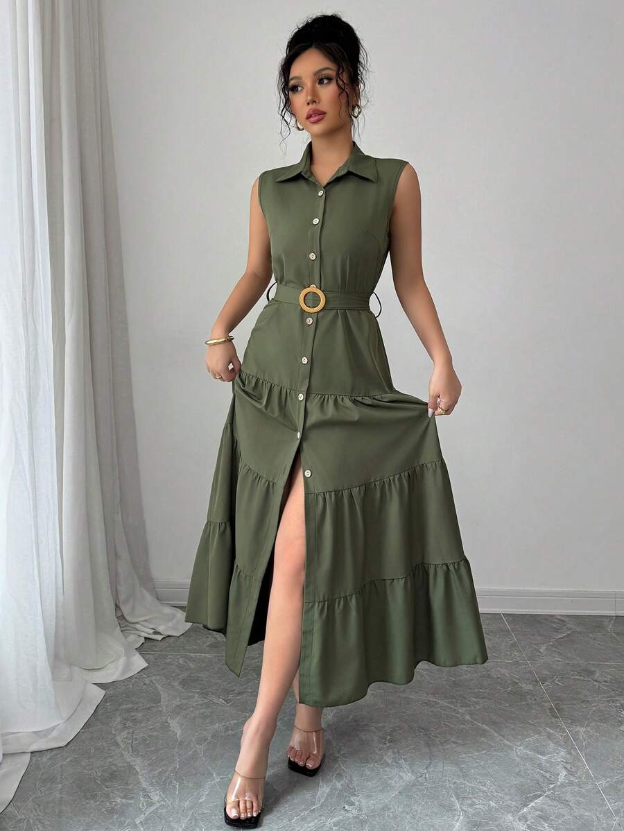 Mujer modelando un vestido camisero largo verde olivo sin mangas con cinturón.