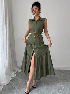 Mujer modelando un vestido camisero largo verde olivo sin mangas con cinturón.